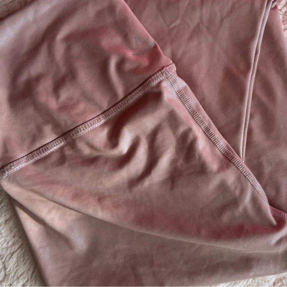 Beyond Yoga Pearlized High Waisted Midi Legging Brazen Blush Rose Shinny medium - Picture 8 of 8